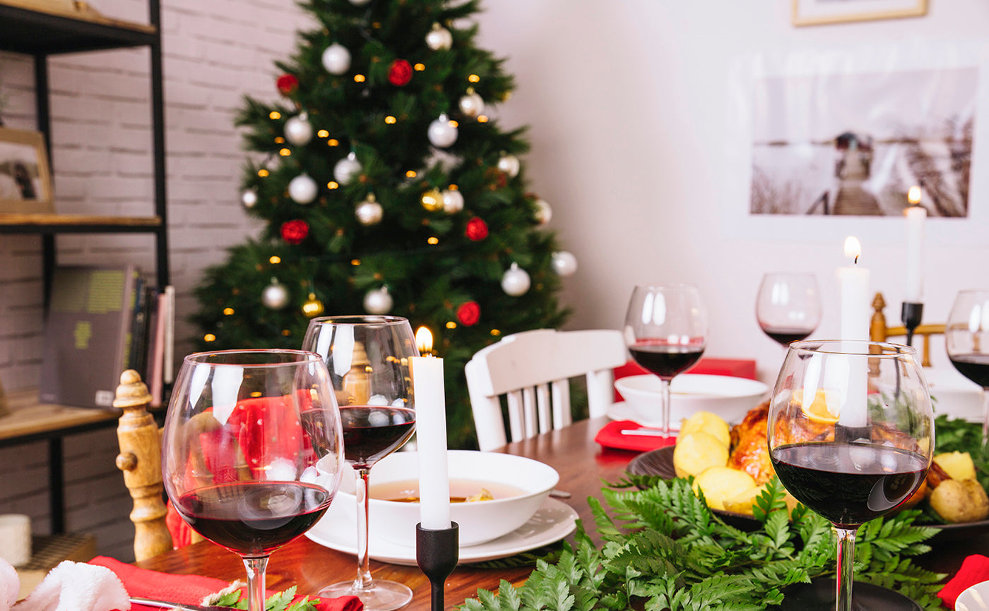 Matching Your Christmas Ornaments With Holiday Dining Décor