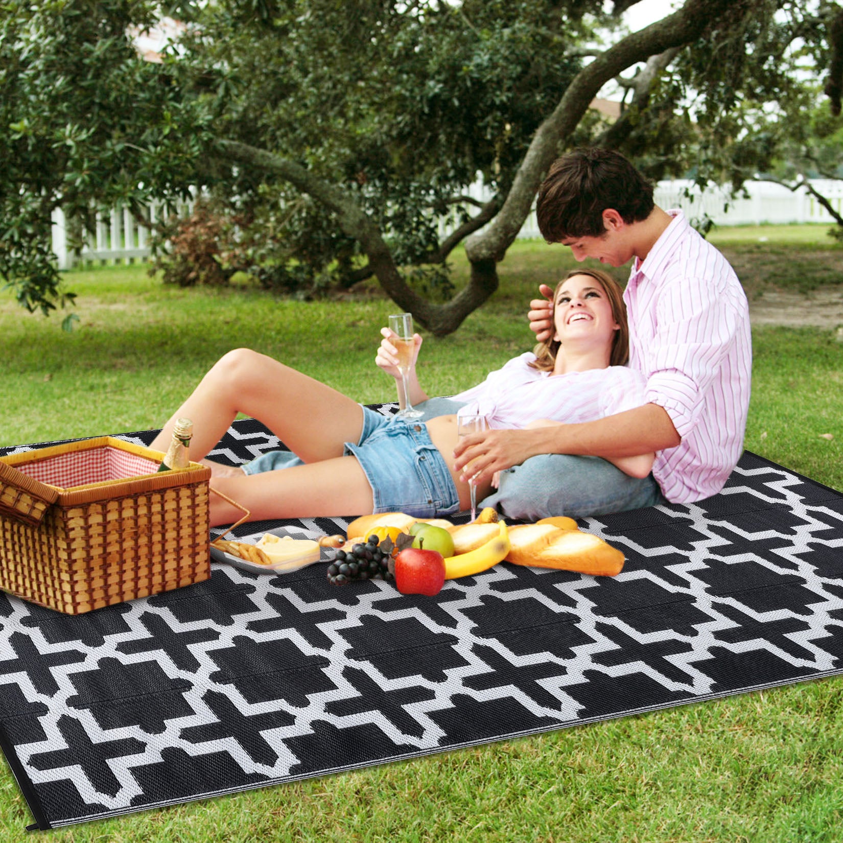 Garvee Outdoor Black & White 5x8 Rug, Waterproof Reversible Plastic Straw Geometric Carpet for Camping, RV, Backyard, Deck, Patio
