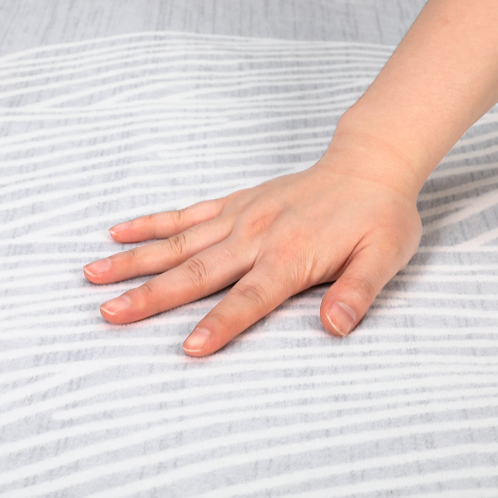 Garvee Modern Light Grey 5x7 Abstract Area Rug, Washable Low Pile Non Slip Stain Resistant Faux Wool Carpet for Living Room Bedroom Dining