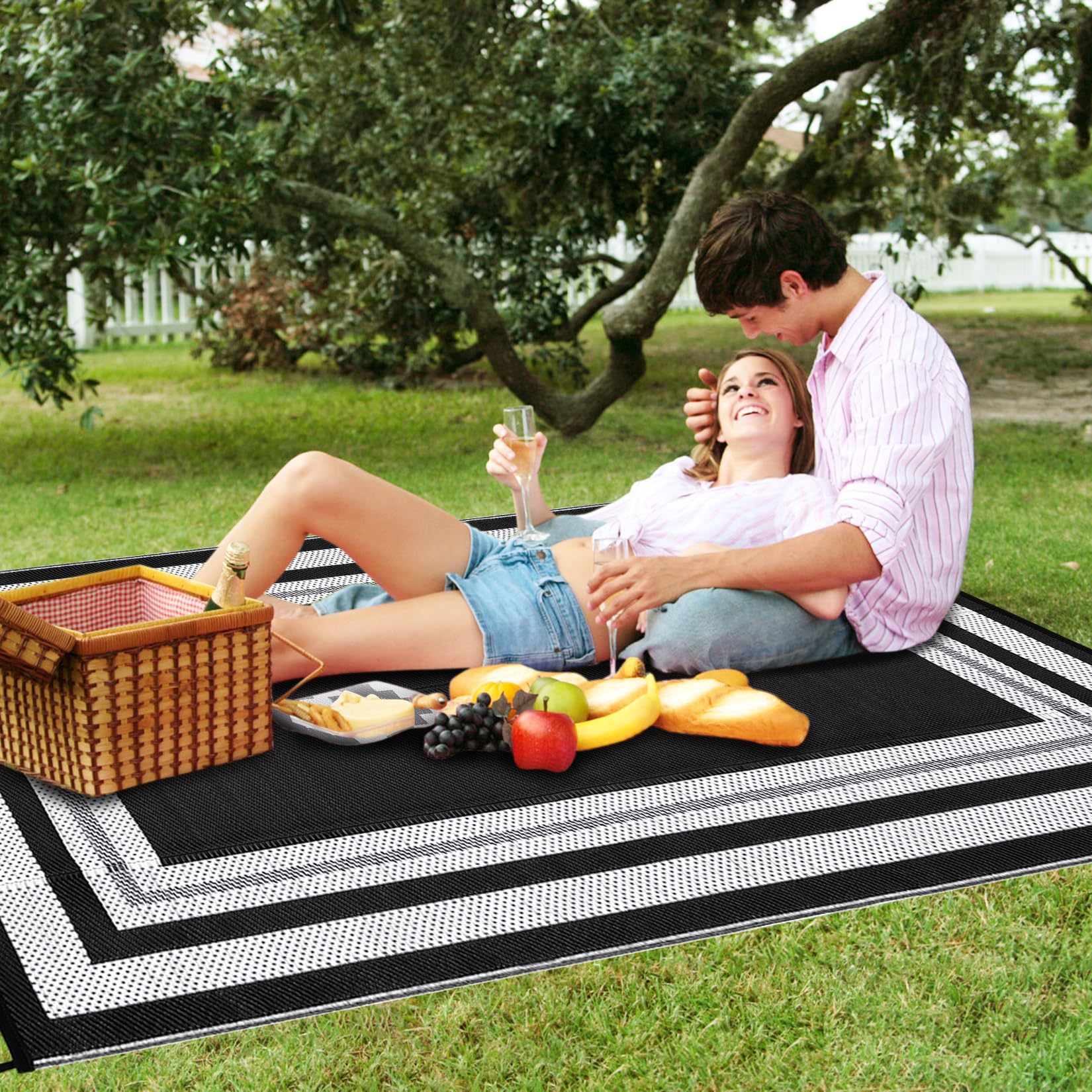 Garvee Outdoor Black & White 9x12 Waterproof Reversible Rug Plastic St