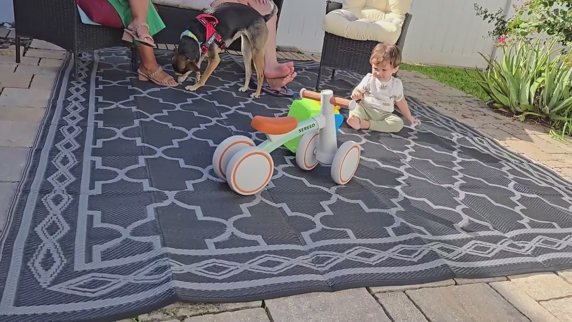 Garvee Outdoor Black Grey 10x14 Rug, Waterproof Reversible Plastic Straw Mat Modern Geometric Trellis UV-Resistant Portable Carry Bag Patio RV Camping