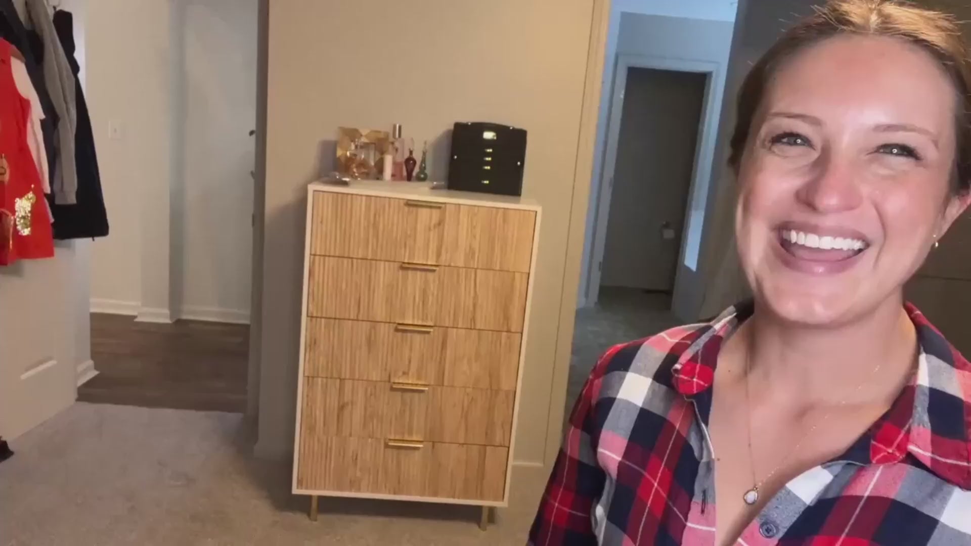 Garvee 5 Drawers Dresser for Bedroom, Fluted Dresser Chest of Drawers with Handle, Wood Modern Dressers for Closet, Bedroom Furniture Storage Organizer for Living Room, Hallway