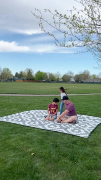 Garvee Outdoor Grey & White 5x8 Rug Reversible Plastic Straw Patio Mat, Waterproof Modern Diamond Pattern Rug for RV, Backyard, Deck, Beach, Camping